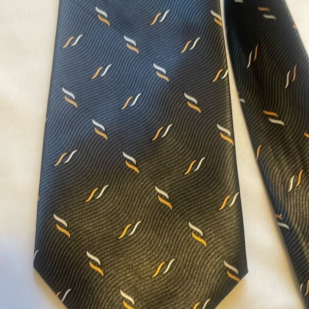 Sophisticated Black and Gold Patterned Men's Tie